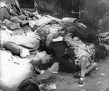 220px_Polacy_zamordowani_przez_niemieckie_oddzialy_SS_w_powstaniu_warszawskim_Warszawa_sierpień_1944